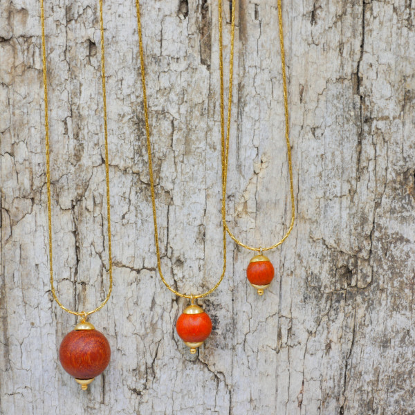 Einzelperle aus Rot-Holz mit goldener Edelstahlkette Waldpunkt 8-12-15mm