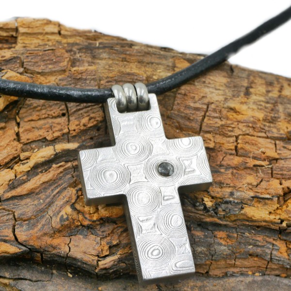 Damaszener Kreuz, geschmiedetes Kreuz, schwarzer Diamant Anhänger aus Damaststahl, Kette, Edelstahl